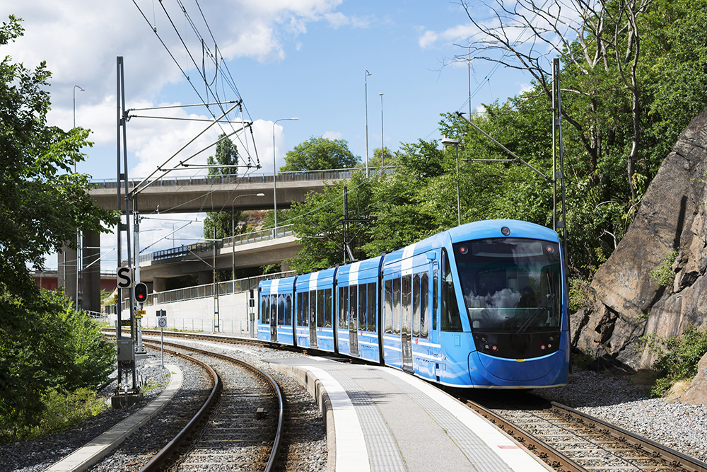 Tvärbana som inkommer till stationen.